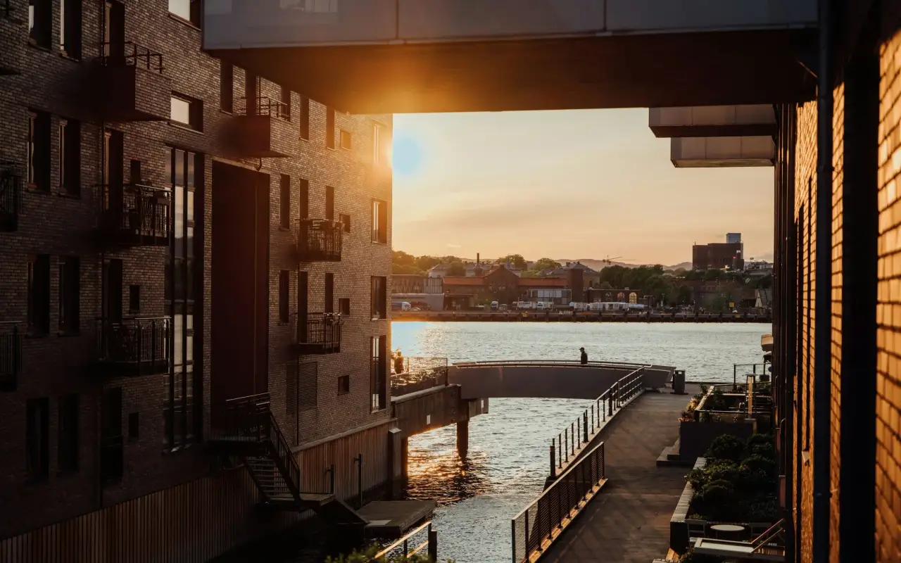 Brygge og sjø i solnedgang